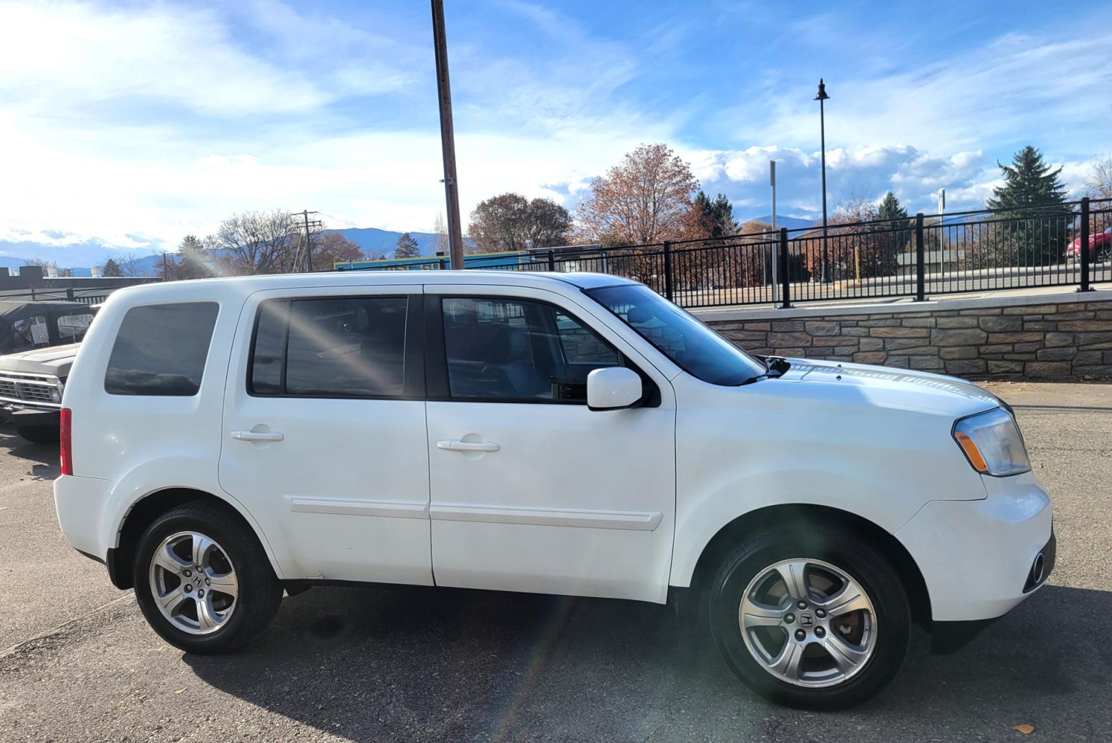 2015 White /Gray Honda Pilot EX-L AWD EX-L (5FNYF4H58FB) with an 3.5L V6 SOHC 24V engine, 5-Speed Automatic transmission, located at 450 N Russell, Missoula, MT, 59801, (406) 543-6600, 46.874496, -114.017433 - All Wheel Drive. Automatic Transmission. Power Heated Leather Seats. Power Sunroof. 3rd Row Seating. Air. Cruise. Tilt. Bluetooth. AM FM XM CD Player. Backup Camera. - Photo#4